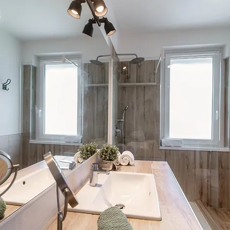 Green - By Myhomeincomo Apartman